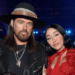 Noah Cyrus elogia a nova música de Billy Ray Cyrus em meio à tensão familiar