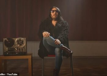 Noel Fielding estreia um novo visual barbado quando ele retorna aos holofotes no videoclipe - desde que desistindo da série de TV devido à 'razão de saúde' desconhecida