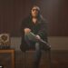 Noel Fielding estreia um novo visual barbado quando ele retorna aos holofotes no videoclipe - desde que desistindo da série de TV devido à 'razão de saúde' desconhecida
