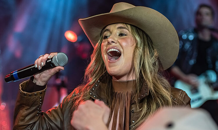 Novos artistas, aparições surpresa, estreias de música Highlight 2025 Country Radio Seminar