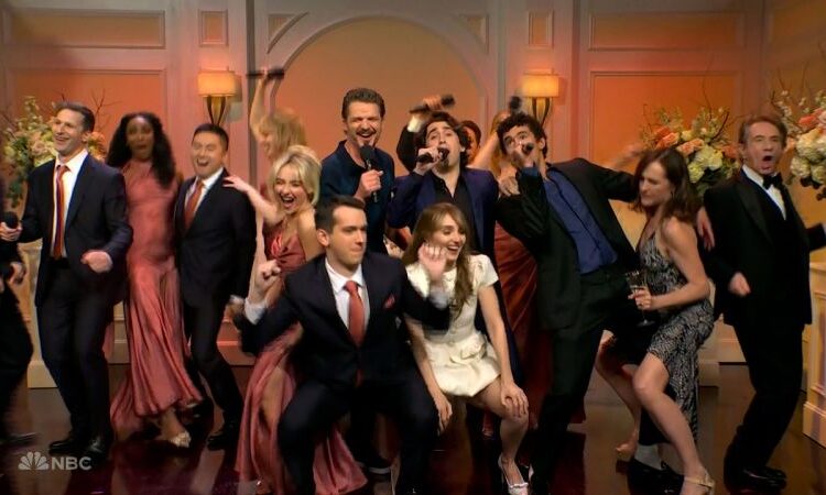 O Domingo de Marcello Hernández retorna durante o especial de aniversário 'SNL' com a ajuda de Bad Bunny e Pedro Pascal