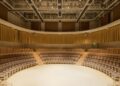 O interior da nova sala de concertos Thomas Tull no Edward e Joyce Linde Music Building no MIT.