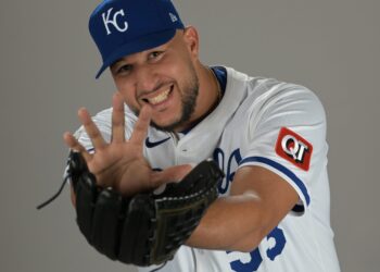 O Royals, em uma jogada impressionante, preparava sua estratégia de Grand Slam na segunda base, uma jogada poderosa na saga de beisebol.