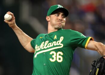 O arremessador veterano do Royals assinou Ross Streling para um contrato de liga menor