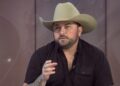 O artista de música country, Tyler Farr, passa por falar em seu último lançamento "Coming To A Barroy You"