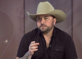 O artista de música country, Tyler Farr, passa por falar em seu último lançamento "Coming To A Barroy You"