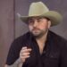 O artista de música country, Tyler Farr, passa por falar em seu último lançamento "Coming To A Barroy You"