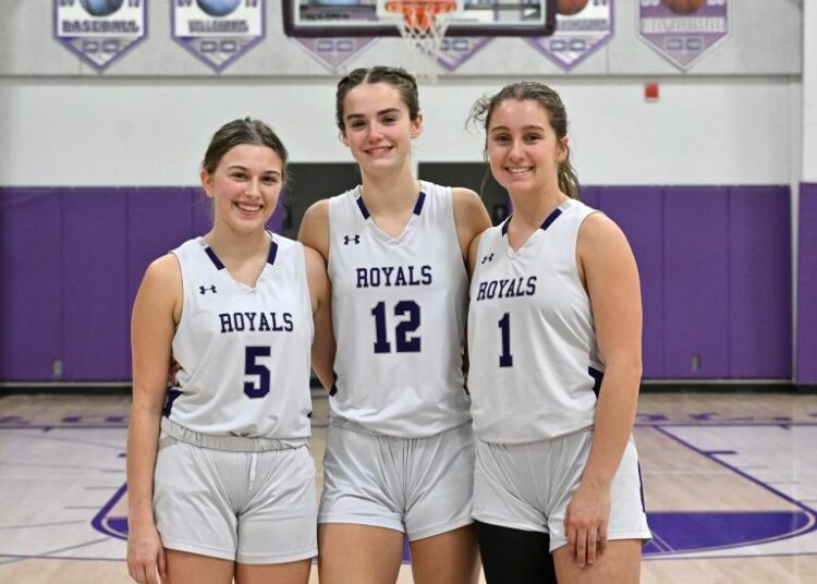 O basquete feminino do Royals celebra os idosos com grande vitória sobre os marrecos