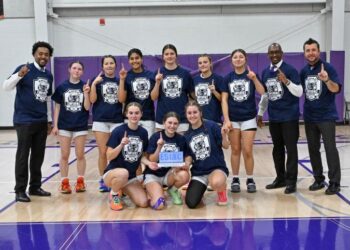 O basquete feminino do Royals ganha o título do ESIAC