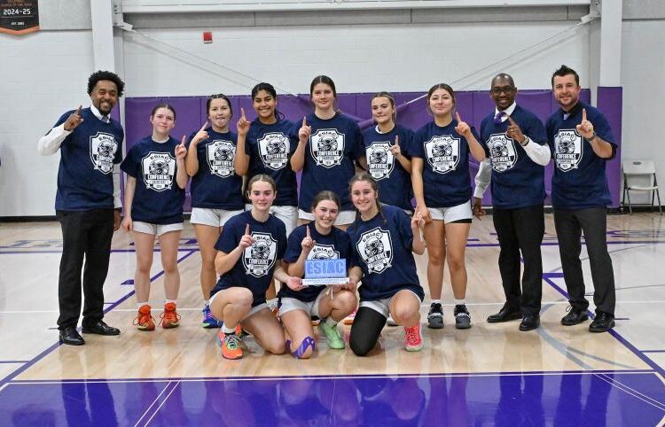 O basquete feminino do Royals ganha o título do ESIAC