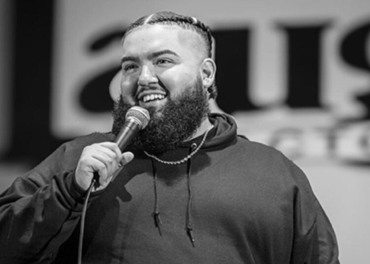 O comediante Ruben Ramirez se apresenta no Underground Laugh Lounge em Niles