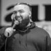 O comediante Ruben Ramirez se apresenta no Underground Laugh Lounge em Niles