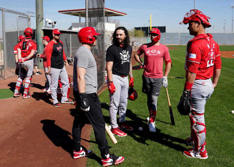 O ex -apanhador de Reds, Luke Maile, assina com o Kansas City Royals, se reúne com Jonathan India