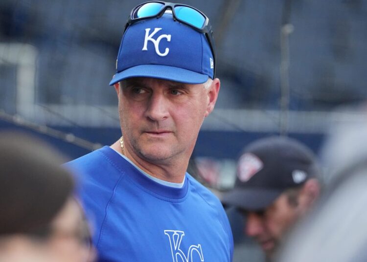 O ex -arremessador do Royals lida logo antes do início do treinamento da primavera