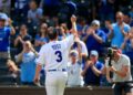 O gerente do Kansas City Royals, Ned Yost (3), faz o seu chapéu para a multidão antes de um jogo de beisebol ...