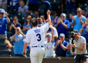 O gerente do Kansas City Royals, Ned Yost (3), faz o seu chapéu para a multidão antes de um jogo de beisebol ...