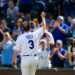 O gerente do Kansas City Royals, Ned Yost (3), faz o seu chapéu para a multidão antes de um jogo de beisebol ...