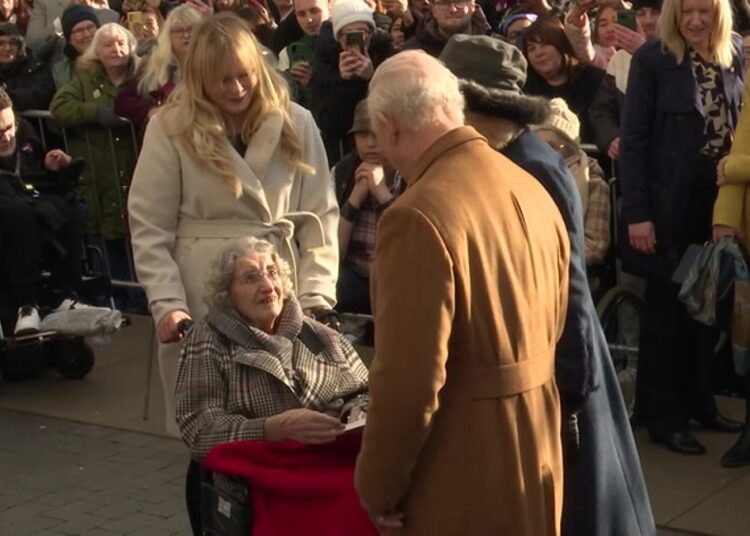 O gesto tocante do rei Charles para a mulher comemorando o 100º aniversário durante o Royal Walkabout