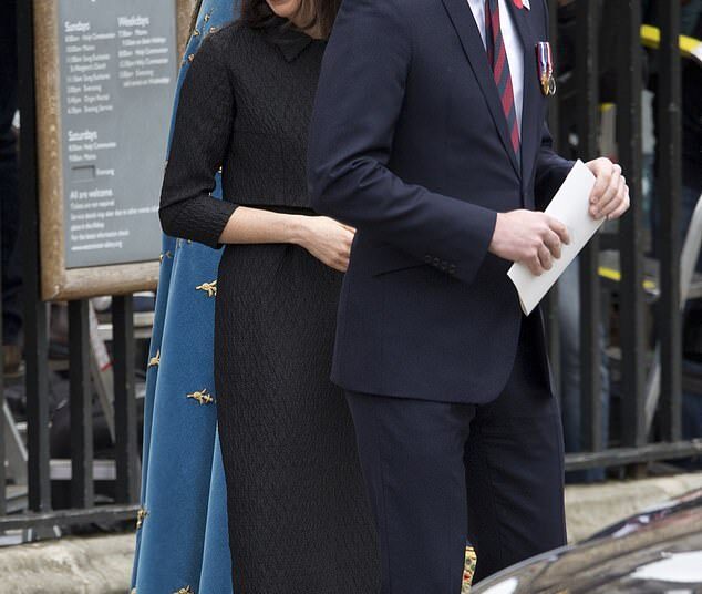 O incessante abraço e beijão de bochecha de Meghan Markle deixaram os auxiliares do palácio e o Royals sênior se contorcendo, reivindicações do livro real
