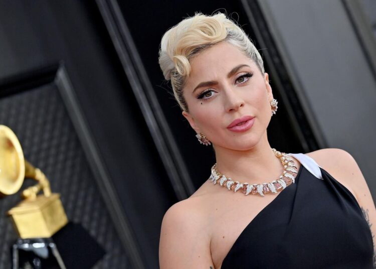 O mais recente single de Lady Gaga é tão grande que está ajudando sua música anterior a subir