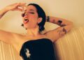 O novo single Halsey 'Safeword' fica completo punk rock com videoclipe em negrito