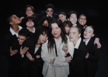 O novo vídeo de Lucy Dacus para "Best Guess" Stars Cara Delevigne, Naomi McPherson, de Muna's Muna