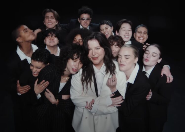 O novo vídeo de Lucy Dacus para "Best Guess" Stars Cara Delevigne, Naomi McPherson, de Muna's Muna
