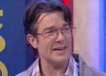 O número musical 'SNL' de John Mulaney é seqüestrado