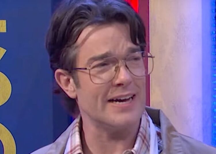 O número musical 'SNL' de John Mulaney é seqüestrado