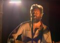 O padre John Misty toca nova música "The Dead Mouse One" em Colbert