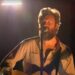 O padre John Misty toca nova música "The Dead Mouse One" em Colbert