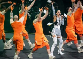 O príncipe Harry e Meghan torcem enquanto o Team UK caminha até o Stage da Cerimônia de Abertura dos Jogos Invictus | Notícias do mundo