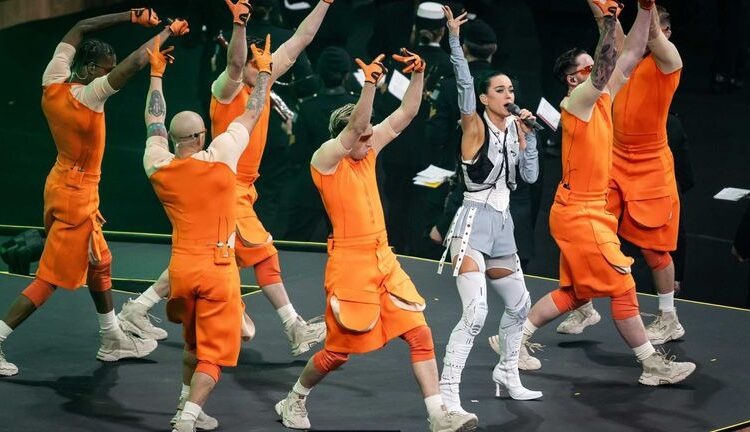 O príncipe Harry e Meghan torcem enquanto o Team UK caminha até o Stage da Cerimônia de Abertura dos Jogos Invictus | Notícias do mundo