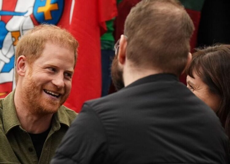 O príncipe Harry é todo sorrisos enquanto se reúne com a realeza durante os jogos Invictus no Canadá | Real | Notícias