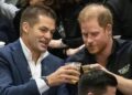 O príncipe Harry gosta de uma bebida sem Meghan Markle, pois está em casa com as crianças | Real | Notícias