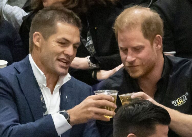 O príncipe Harry gosta de uma bebida sem Meghan Markle, pois está em casa com as crianças | Real | Notícias