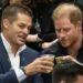 O príncipe Harry gosta de uma bebida sem Meghan Markle, pois está em casa com as crianças | Real | Notícias
