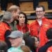 O príncipe Harry leva como é recebido pela multidão estridente nos Jogos Invictus e mantém uma reunião real improvisada com a princesa Marie e o príncipe Joachim, da Dinamarca