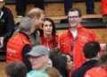 O príncipe Harry leva durante a surpresa Royal Reunion sem Meghan Markle