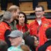 O príncipe Harry leva durante a surpresa Royal Reunion sem Meghan Markle