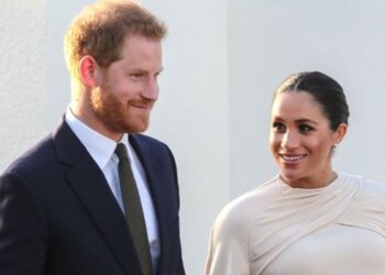 O príncipe Harry paga dívida do 'comportamento passado' de Meghan Markle