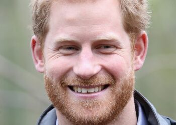 O príncipe Harry recebeu o apelido de Savage por ex -servos - que brincou que 'levaria duas semanas para colocar suas calças' sem eles, novas reivindicações do Royal Book