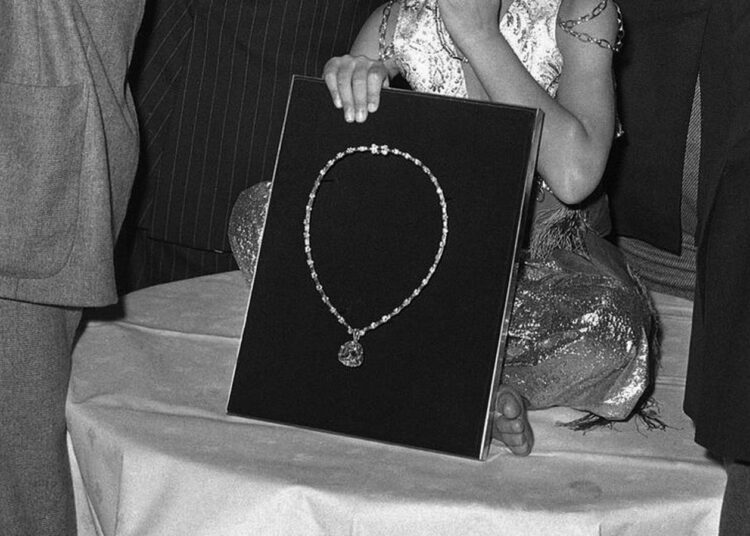 O que saber sobre o famoso diamante azul 'ídolo' olho '