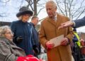 O rei Charles Hands Special 100th Birthday Present to Woman on Royal Visit | Real | Notícias