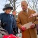 O rei Charles Hands Special 100th Birthday Present to Woman on Royal Visit | Real | Notícias