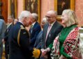 O rei Charles apresenta as primeiras medalhas humanitárias