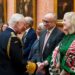 O rei Charles apresenta as primeiras medalhas humanitárias