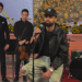 Os alunos da Escola de Frost trabalham com grandes atos de música pop