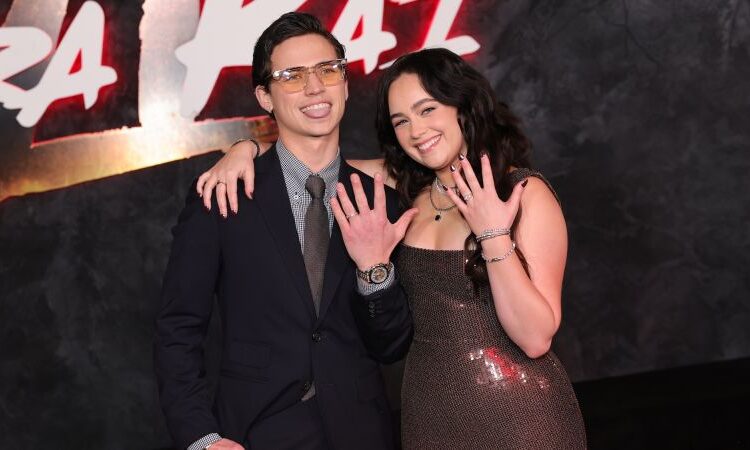 Os colegas de 'cobra kai' Mary Mouser e Tanner Buchanan estão noivos, enquanto a série termina