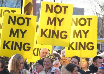 Os manifestantes anti-monarquia cumprimentam o rei Charles e a rainha Camilla com canto de 3 palavras | Real | Notícias